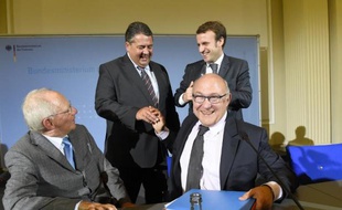 (g à d): le ministre allemand des Finances Wolfgang Schaeuble et son homologue de l'Economie Sigmar Gabriel avec le ministre francais de l'Economie Emmanuel Macron et celui des Finances Michel Sapin, à Berlin le 20 octobre 2014