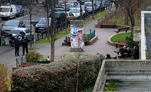 Des policiers devant la maternelle Jean-Perrin à Aubervilliers où un enseignant a été agressé au cutter par un individu disant agir au nom de Daesh.