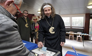 Vote de Alessandro Di Giuseppe, candidat de l'ESTC pour les municipales à Lille.