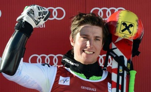 A vouloir le doublé après sa victoire la veille en slalom, le Français Alexis Pinturault s'est brûlé les ailes dimanche en laissant échapper le slalom géant de Coupe du monde à quatre portes de la fin, pour le grand bonheur de l'Autrichien Marcel Hirscher.
