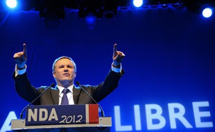 Nicolas Dupont-Aignan lors de son meeting au Bataclan, à Paris, le 17 avril 2012.