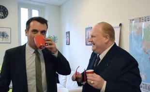 Florian Philippot et le comédien Franck de Lapersonne dans la «cafétéria» de Marine Le Pen.