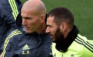 Zinédine Zidane et Karim Benzema lors d'un entraînement du Real Madrid, le 8 janvier 2016.