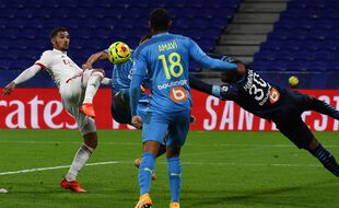 Houssem Aouar s'est vu refuser un but en raison d'un pied levé face à l'impeccable Steve Mandanda. JEAN-PHILIPPE KSIAZEK