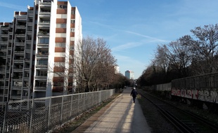 Dans le 15e arrondissement, la promenade de la Petite Ceinture se faufile entre les immeubles frôlant en certains endroits des balcons.