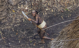 Ricardo Stuckert, ancien photographe du président brésilien Lula, a survolé en hélicoptère une tribu d'Amazonie qui n'est jamais entrée en contact avec l'homme moderne et en a rapporté des clichés qui divisent.