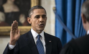 Le président Barack Obama a prêté serment dimanche pour un second mandat de quatre ans à la tête des Etats-Unis, lors d'une très courte cérémonie en comité restreint à la Maison Blanche.
