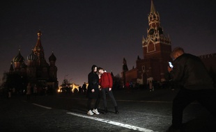 La place Rouge, à Moscou, dans la pénombre.