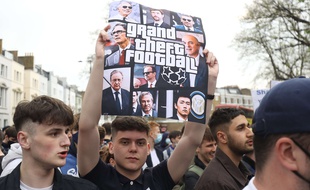 Des supporters de Chelsea manifestent contre le projet de Super Ligue juste avant un match de leur équipe, à Londres le 20 avril 2021.