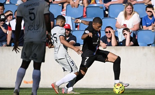 Le défenseur du Havre Elies Mahmoud face à Kylian Mbappe lors du match amical entre le Havre et le PSG dimanche 12 juillet 2020.