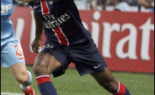 Le président du Paris-SG (L1 de football) Alain Cayzac a affirmé mercredi avoir envoyé une lettre recommandée à Vikash Dhorasoo sans toutefois révéler la décision prise sur l'avenir du milieu de terrain international, mis à pied "à titre conservatoire" depuis le 26 septembre.