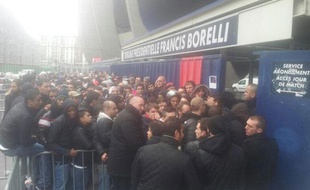Photo postée sur Twitter de la file d'attente pour la billetterie de PSG-Barcelone, le 18 mars 2013.
