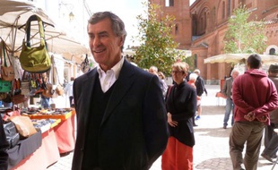 Jérôme Cahuzac déambule samedi 11 mai 2013 sur le marché de Villeneuve-sur-Lot, ville dont il a été maire.