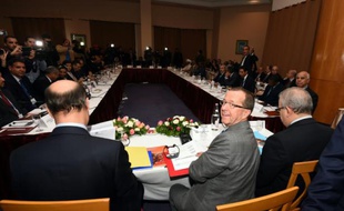Martin Kobler (c), envoyé de l'ONU pour la Libye, préside le 10 décembre 2015 à Tunis une rencontre entre les factions de l'opposition libyenne