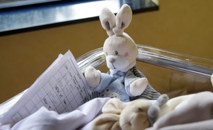 Illustration d'un bébé à la maternité.
