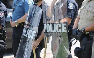 Des officiers de police en faction le 11 août 2014 à Fergusson lors d'une manifestation dénonçant la mort de Michael Brown tué par un policier