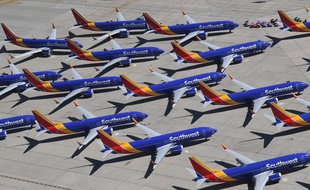 Des Boeing 737 de Southwest Airlines garés sur le tarmac de l'aéroport de Victorville, en Californie.