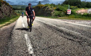 Jean-Acier, un étudiant lyonnais de 19 ans, multiplie les courses à vélo longue distance sur les traces des grands noms de la littérature.