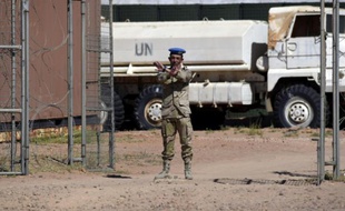 Un membre de la mission des Nations unies au Sahara occidental, devant la base de Bir-Lahlou, au sud-ouest de la ville algérienne de Tindouf, le 5 mars 2016