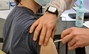 Un homme reçoit une dose de vaccin contre le coronavirus.
