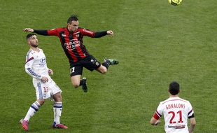 Eric Bauthéac, en action face aux Lyonnais Jordan Ferri et Maxime Gonalons, pourrait troquer son maillot rouge et noir de Nice pour celui rouge et noir de Rennes.