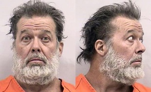 Deux photos fournies par le département de police de Colorado Springs montre le suspect d'une fusillade meurtrière dans un centre de planning familial, Robert Lewis Dear, 57 ans, le 27 novembre 2015