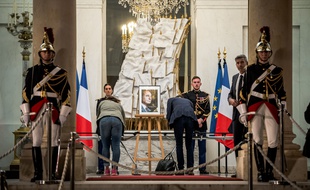 Les citoyens peuvent venir rendre hommage à Jacques Chirac à l'Elysée. (N.MESSYASZ/SIPA)