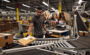 Un employé d'Amazon, dans un entrepôt en Californie, le 19 janvier 2015.