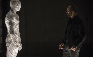 L'acteur américain Jeffrey Wright face à une mystérieuse créature dans la saison 2 de la série «Westworld».