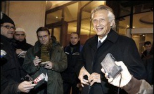 Dominique de Villepin a "regretté" devant les juges qui l'ont entendu "l'instrumentalisation politique" de l'affaire Clearstream niant toute implication, selon des extraits de son audition publiés sur le site internet du Monde vendredi soir.