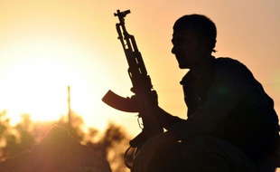 Un combattant kurde près de Raqqa dans le nord de la Syrie, le 10 juillet 2015