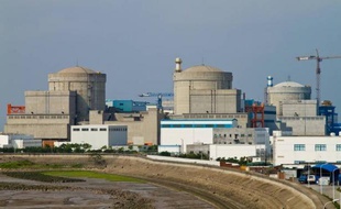 Plus d'un an et demi après l'accident de Fukushima au Japon, la Chine va de nouveau autoriser la construction d'un "petit nombre" de nouvelles centrales nucléaires, mais seulement sur la côte et non à l'intérieur des terres comme initialement prévu.