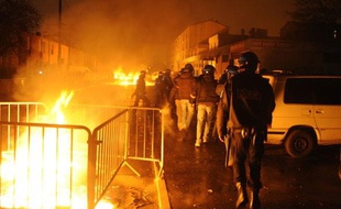Des gendarmes patrouillent, le 20 janvier 2010 à Woippy, à la suite d'affrontements entre manifestants et forces de l'ordre survenus après une manifestation en hommage aux trois victimes d'un accident de scooter.