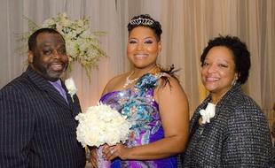 Entourée de ses proches, Yasmin Eleby (au centre) s'est mariée avec elle-même.