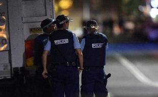 La police monte la garde devant un café Lindt de Sydney où a eu lieu une prise d'otages le 15 décembre 2014