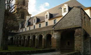 Une sans-abri âgée de 46 ans, qui avait trouvé refuge sous les arcades jouxtant l’église Notre-Dame en Saint-Melaine à Rennes, a été retrouvée morte le 17 décembre 2010.
