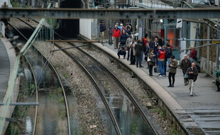 Les voies de la ligne C du RER à Paris. (Illustrations)