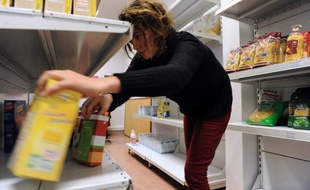 Un étudiant, à peine sorti de cours, vient faire quelques emplettes. Dans ses mains, des paquets de biscuits, plusieurs tablettes de chocolat et des briques de lait. A la caisse de l'épicerie solidaire étudiante de Brest, la facture défie toute concurrence: moins de 50 centimes.