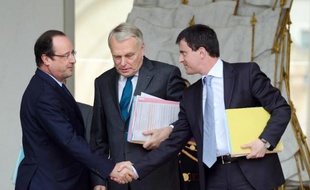 Francois Hollande, Jean-Marc Ayrault et Manuel Valls le 12 juin 2013 sur le perron de l'Elysée à Paris