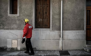 Un pompier vérifie les maison à Le Teil, en Ardèche le 11 novembre 2019, après un séisme.