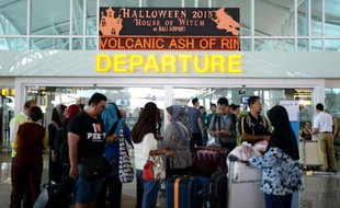 Des passagers attendent à l'aéroport de Bali le 4 novembre 2015