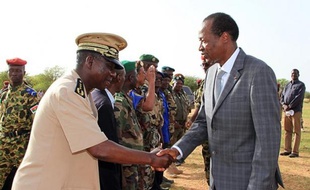 Le président démissionnaire du Burkina Faso, Blaise Compaoré, sur le site du crash du vol Air Algérie, à l'ouest de Gao au Mali, le 25 juillet 2014