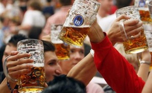 La fête de la bière à Munich s'est achevée dimanche sur un nouveau record -- 6,7 millions de litres de bière bus en 16 jours--, soit 10% de plus que sur une même durée l'an dernier, selon les responsables.