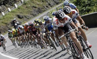 Le peloton du Tour de France, le 14 juillet 2008, lors de la 10e étape entre Pau et Hautacam.