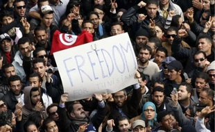 Des Tunisiens manifestent leur joie après le départ de Ben Ali, le 14 janvier 2011.