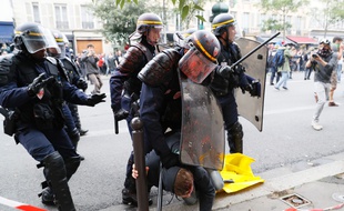 Des policiers se sont fait asperger de peinture rouge lors de la manifestation parisienne contre la loi Travail, le 15 septembre 2016.