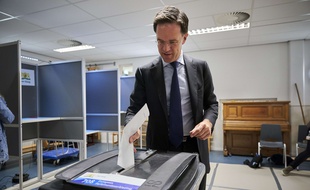 Le premier ministre des Pays-Bas, Mark Rutte, dépose son bulletin de vote pour les européennes, jeudi 23 mai.