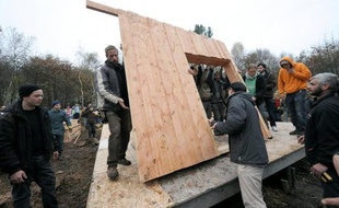 Passés de 150 à 500 après la manifestation de samedi contre le projet d'aéroport à Notre-Dame-des-Landes, les "irréductibles" du bocage ont déjà reconstruit un immense "lieu de vie", fait de constructions collectives, de "lotissements", de barricades et de tranchées.