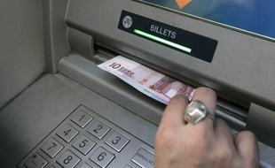 Des retraits frauduleux ont été effectués avec sa carte bancaire (illustration).