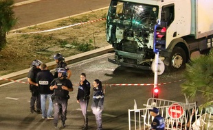 La police devant le camion qui a foncé délibérément dans la foule à Nice le 14 juillet 2016 Sasha Goldsmith/AP/SIPA